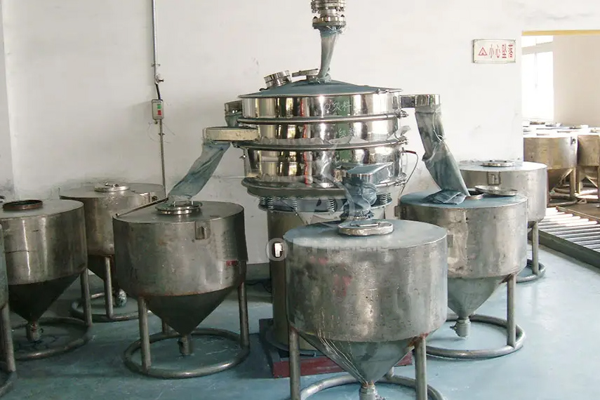 振蕩篩主要特點(diǎn)：換網(wǎng)容易，全封閉模式粉末不飛揚(yáng)，可連續(xù)作業(yè)